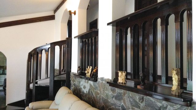 decor-scara-eleganta-din-lemn-masiv-de-stejar-cu-balustrada-balcon-interior-casa