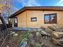 Casă prefabricată din lemn, livrată sub formă de kit