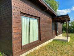 Casa pe structura din lemn cu lambriu exterior si izolatie naturala