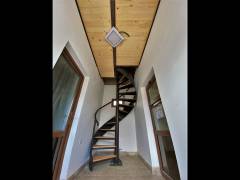 Mansardă din lemn cu structură prefabricată, montaj rapid și eficient