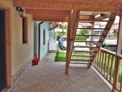 Grinzi aparente din lemn stratificat, oferind rezistență și un aspect rustic