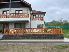 balustrada-din-lemn-terasa-exterioara-ilfov