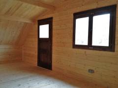 interior-din-lemn-cabana-rustica-prefabricata