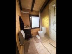 Amenajare baie cabana din lemn cu finisaje rustice si moderne