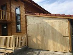 Constructie prefabricata din lemn tip cabana cu garaj