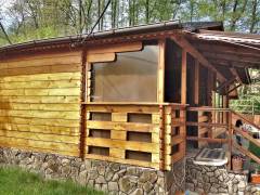 Cabane din lemn cu terasă, constructii perfecte pentru zone turistice