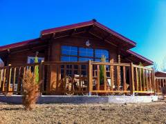 Locuință elegantă din lemn, construcție prefabricată rapidă si durabila