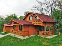 Constructie din lemn chertat tip cabana, prefabricata la comanda