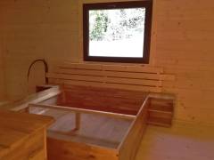 Amenajare interioară cabană, cu pat din lemn și complet mobilata