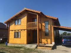 Casa din lemn cu mansarda, constructii la comanda prefabricate de firma almek
