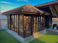 foisor-din-lemn-inchis-panouri-sticla-culisanta