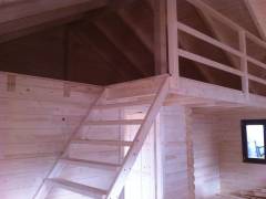 Case de lemn traditionale, construita pe o structura prefabricata