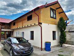 Mansardă cu structură din lemn lamelar, ideală pentru un living aerisit