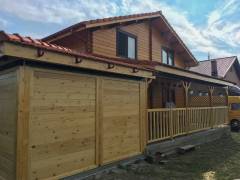 Constructie casa din lemn masiv, cu garaj si terasa