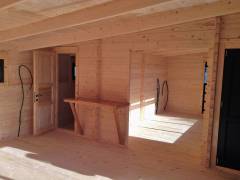 Camping în căsuță din lemn, o experiență autentică în mijlocul pădurii