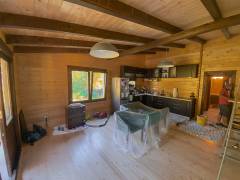 Cabane din lemn cu finisaje tradiționale si amenajare in stil rustic