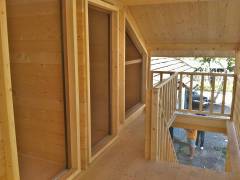 Locuinta ecologica fabricata din lemn, casa de vacanta cu mansarda si terase