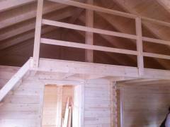 Casa din lemn cu mansarda si mezanin cu deschidere spre zona de living