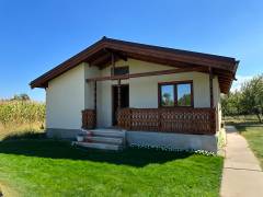 Case din lemn cu design rustic, finisaje premium și izolație eficientă