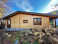 Locuință modernă construită integral din lemn masiv